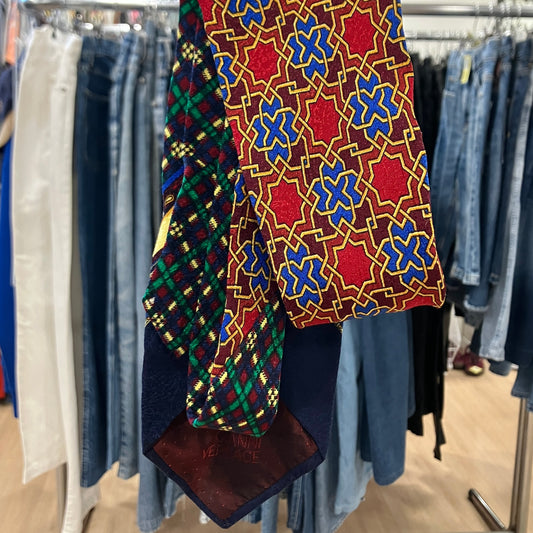 gianni versace '90s cravatta in seta multicolor con stampa geometrica medusa
