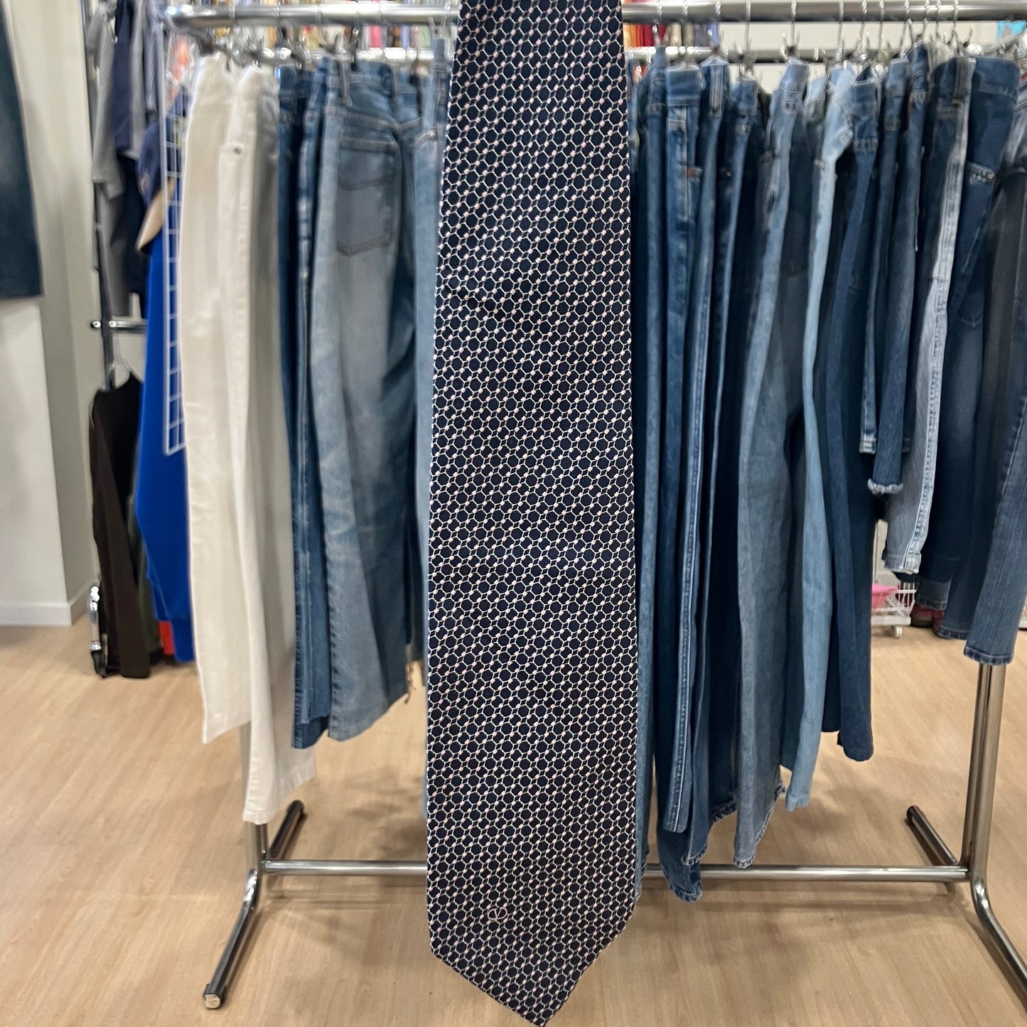 valentino '90s cravatta in seta blu navy con motivo geometrico rosa chiaro
