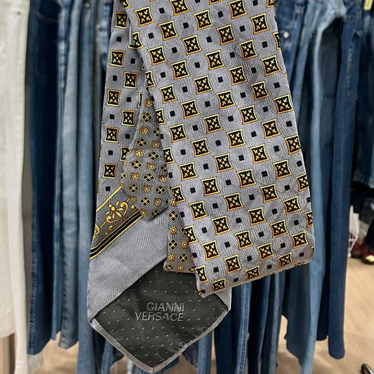 gianni versace '90s cravatta in seta grigia con stampa barocca geometrica oro
