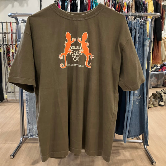 apple guru khaki tee with orange geko design