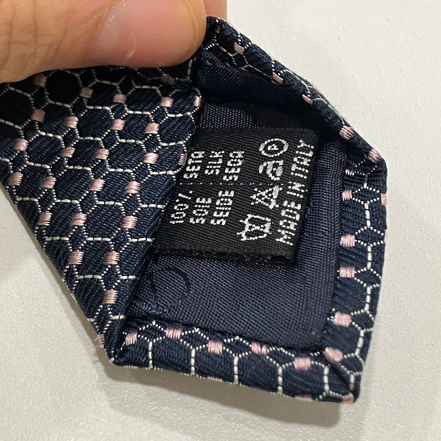 valentino '90s cravatta in seta blu navy con motivo geometrico rosa chiaro
