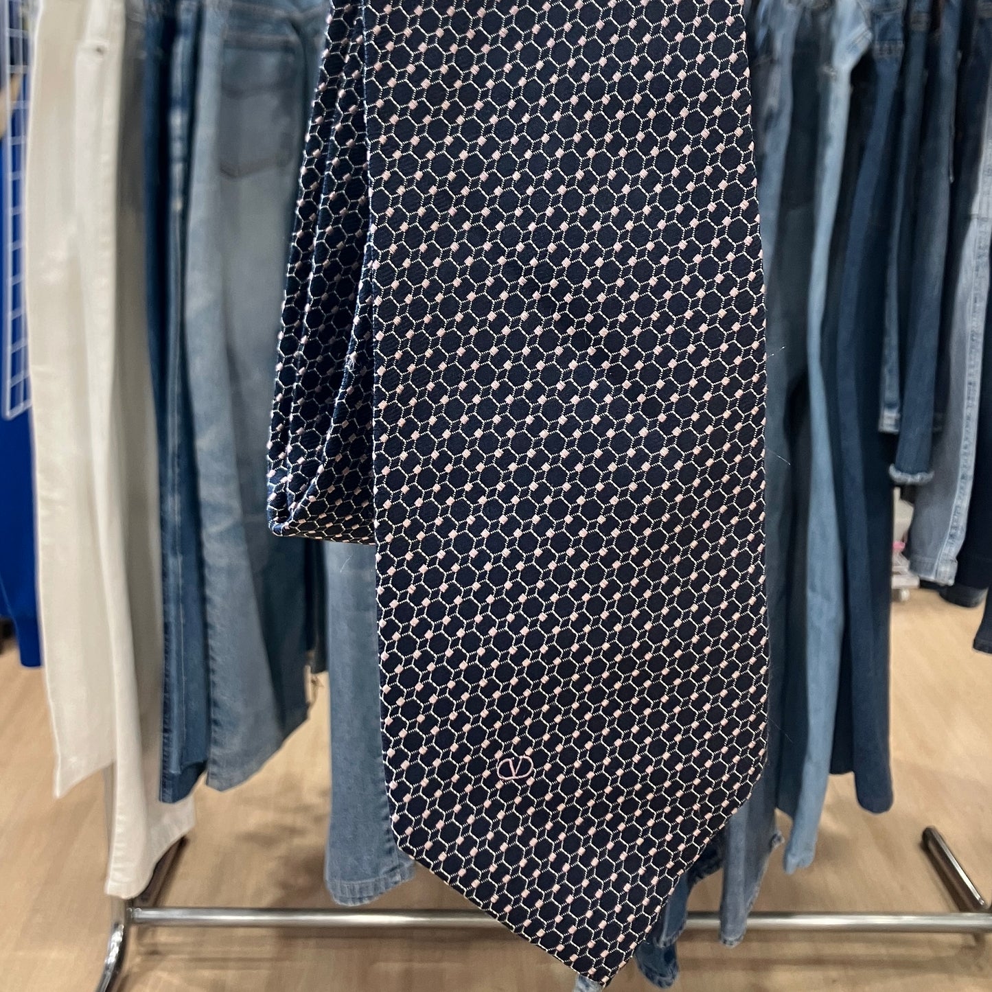 valentino '90s cravatta in seta blu navy con motivo geometrico rosa chiaro
