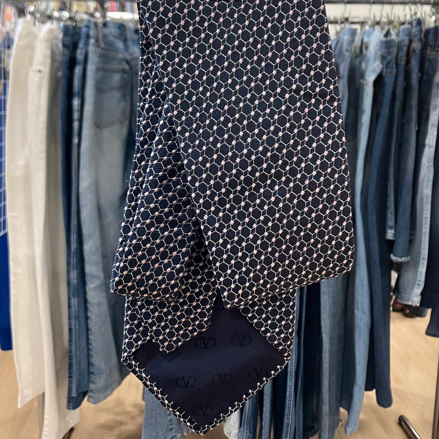 valentino '90s cravatta in seta blu navy con motivo geometrico rosa chiaro
