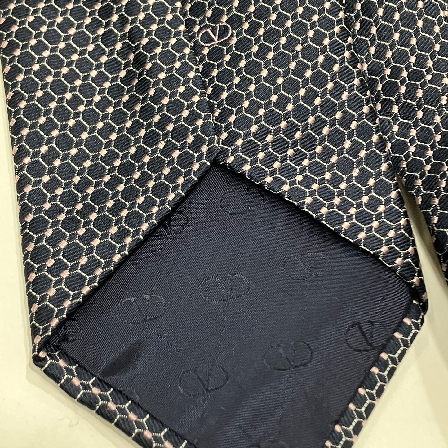 valentino '90s cravatta in seta blu navy con motivo geometrico rosa chiaro
