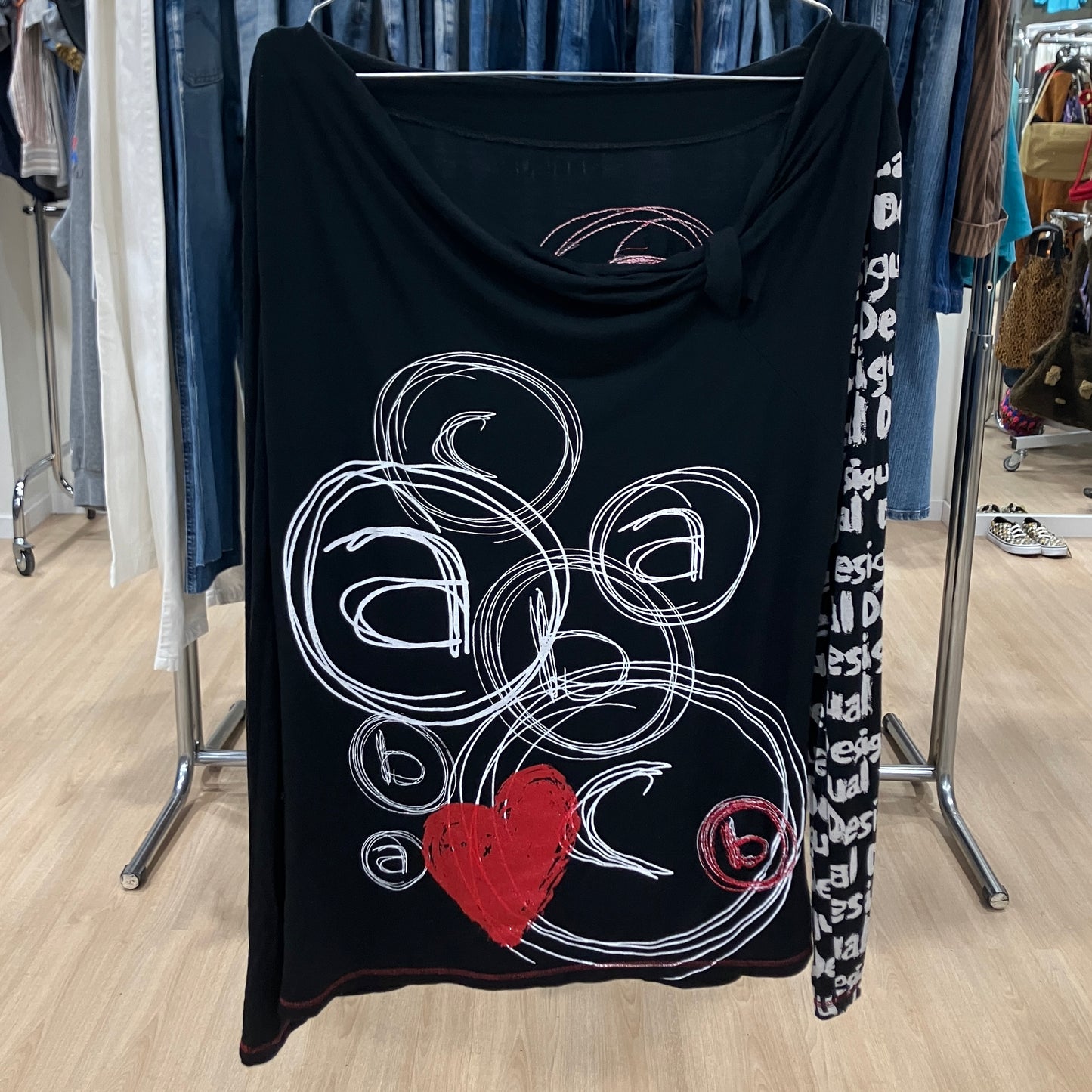 desigual '00s top manica lunga nero con stampa lettere bianche
