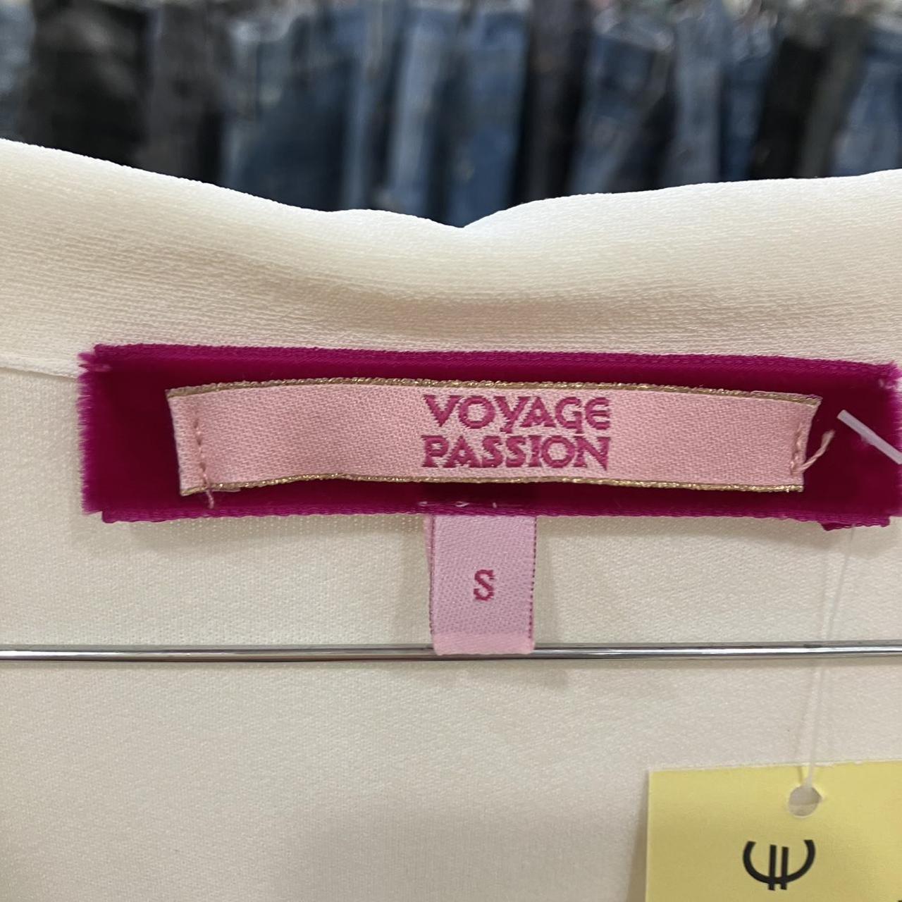 Voyage Passion white long sleeve shirt with bell sleeves and hair accessory