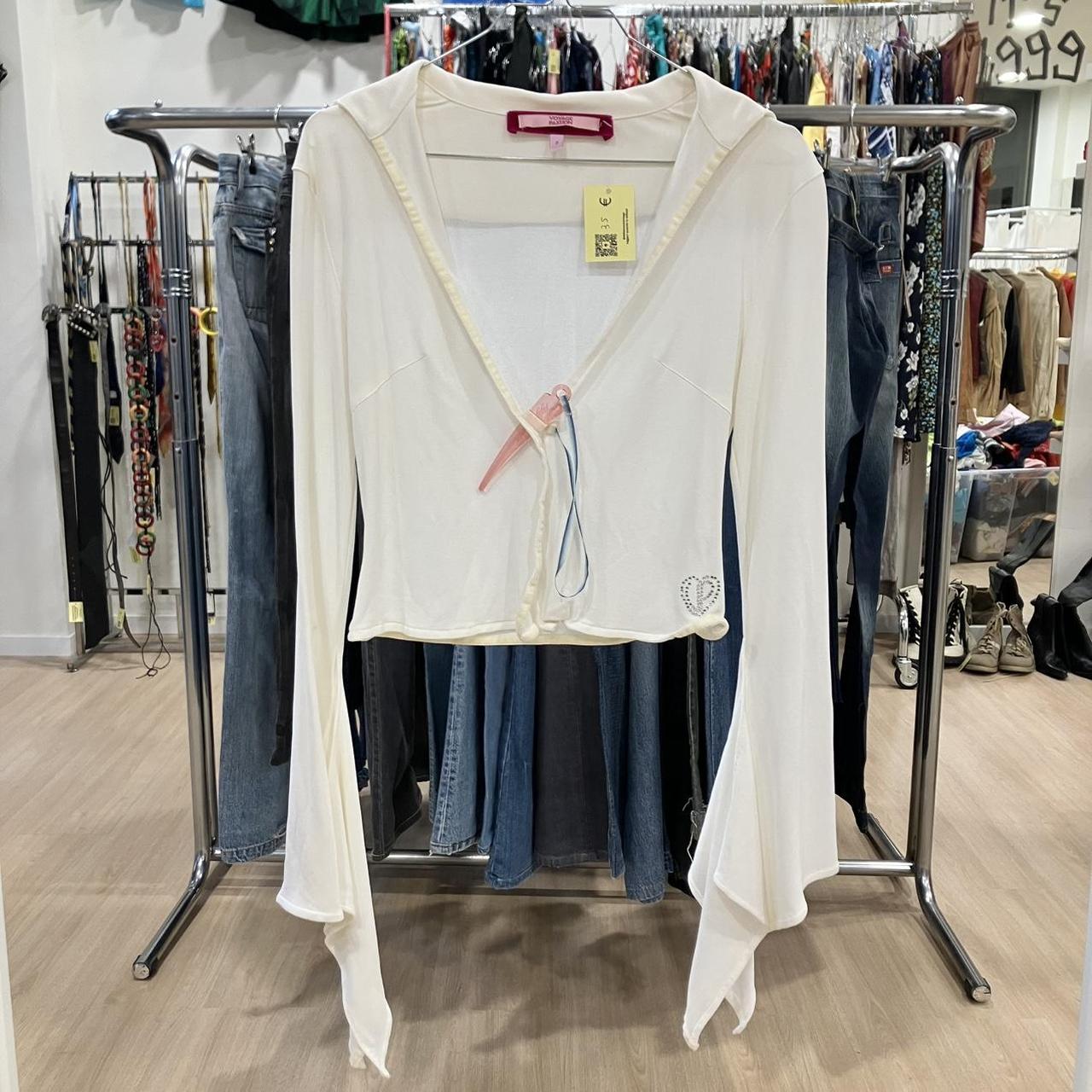 Voyage Passion white long sleeve shirt with bell sleeves and hair accessory