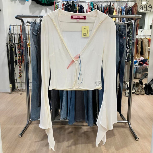 Voyage Passion white long sleeve shirt with bell sleeves and hair accessory